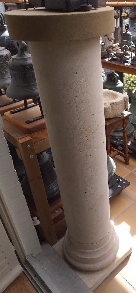 sokkel in witsteen, Ophalen