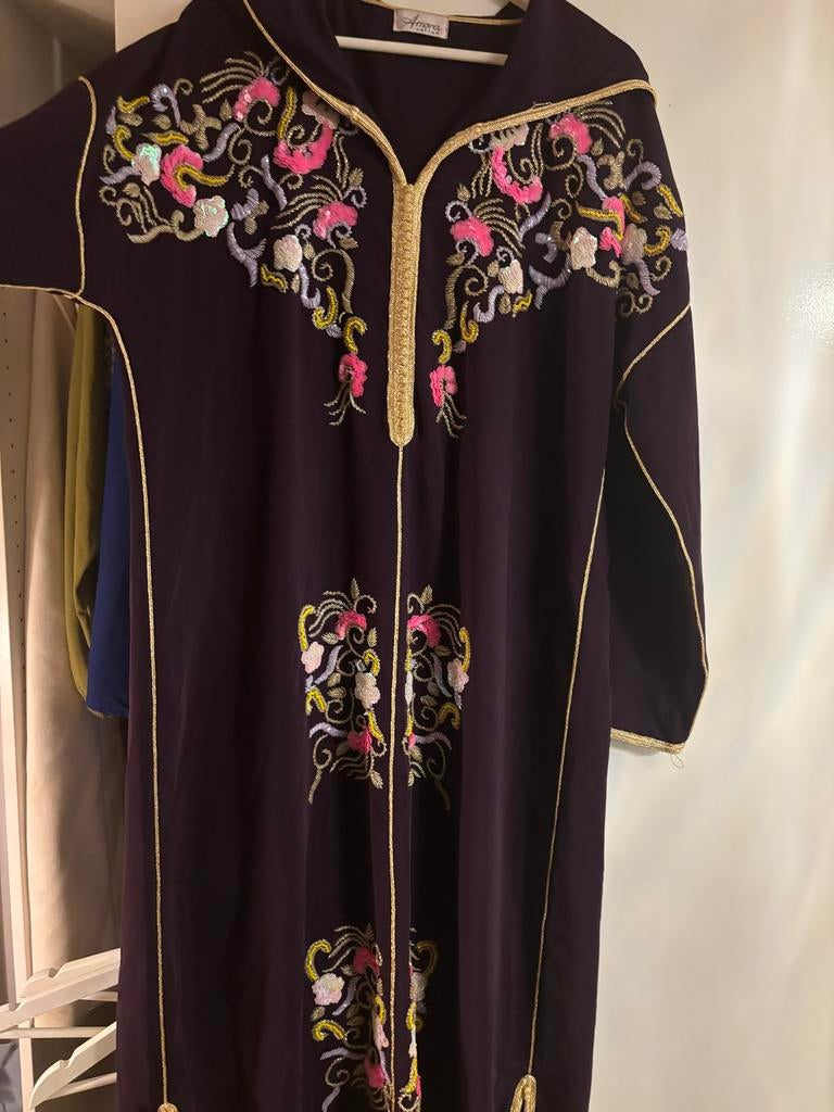 Paarse Jelaba met Borduurwerk en Pailletten - Maat M/L, Kleding | Dames, Overige Dameskleding, Ophalen of Verzenden, Zo goed als nieuw