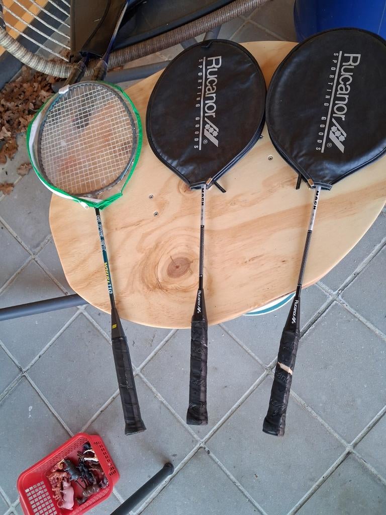 3 badmintonrackets en 4 shuttels, Sport en Fitness, Badminton, Ophalen of Verzenden, Gebruikt, Racket(s)