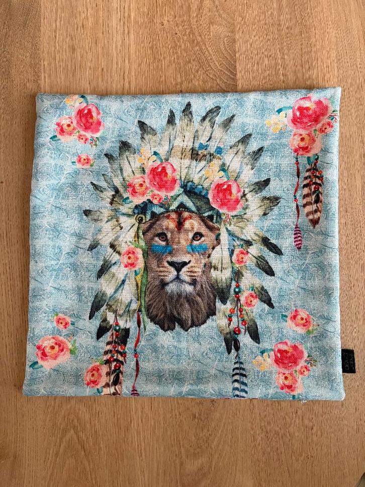 Aqua Licious sierkussen hoes leeuw veren bloemen 45x45, Huis en Inrichting, Woonaccessoires | Kussens, Vierkant, Ophalen of Verzenden