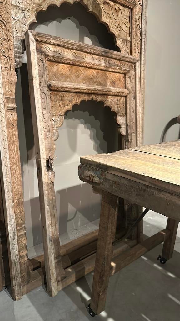 Houten lijsten uit india, Ophalen