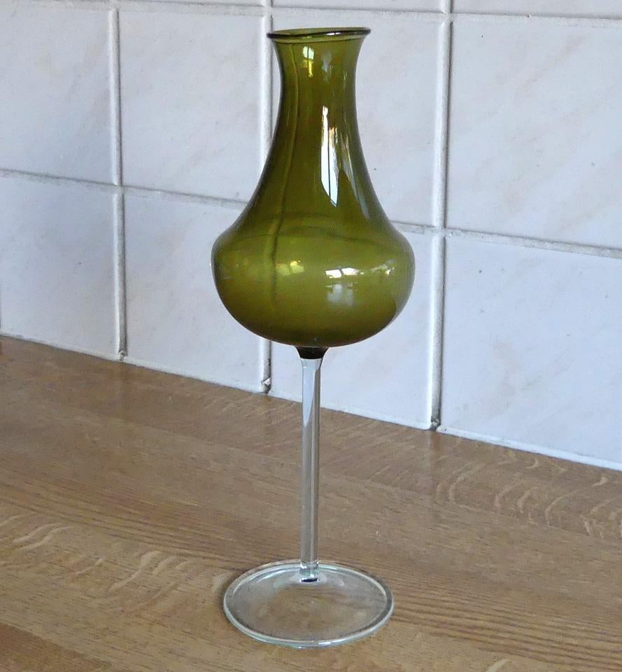 Vintage glazen vaas glas Germany olijfgroen kelk groen, Huis en Inrichting, Woonaccessoires | Vazen, Gebruikt, Ophalen of Verzenden