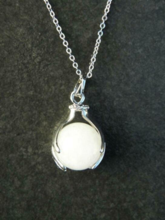 Witte Jade bol aan ketting, Ophalen of Verzenden, Mineraal