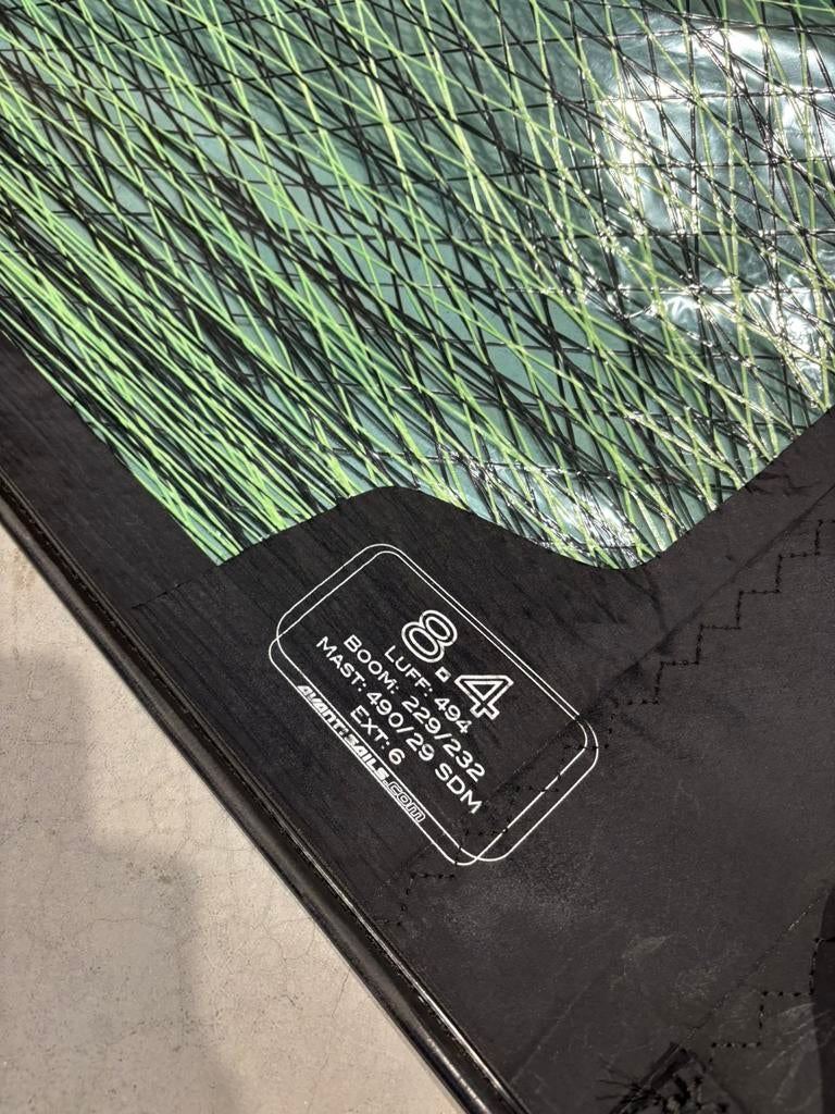 Avanti Machine M-4 8.4 + Avanti Rival 490 SDM C100, Watersport en Boten, Windsurfen, Ophalen, 7 m² of meer, -, -