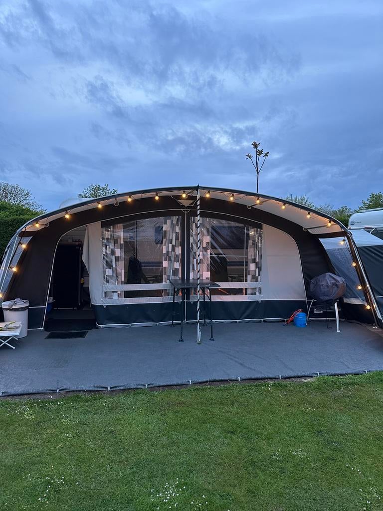 Hobby 495 UL Caravan uit 1999 Comfortabel en Compleet., Standaardzit, Hobby, Particulier, 5 tot 6 meter