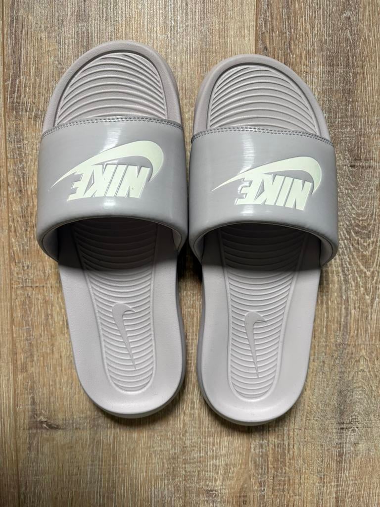 Nike slippers lichtpaars, Slippers, Overige kleuren, Ophalen of Verzenden, Zo goed als nieuw