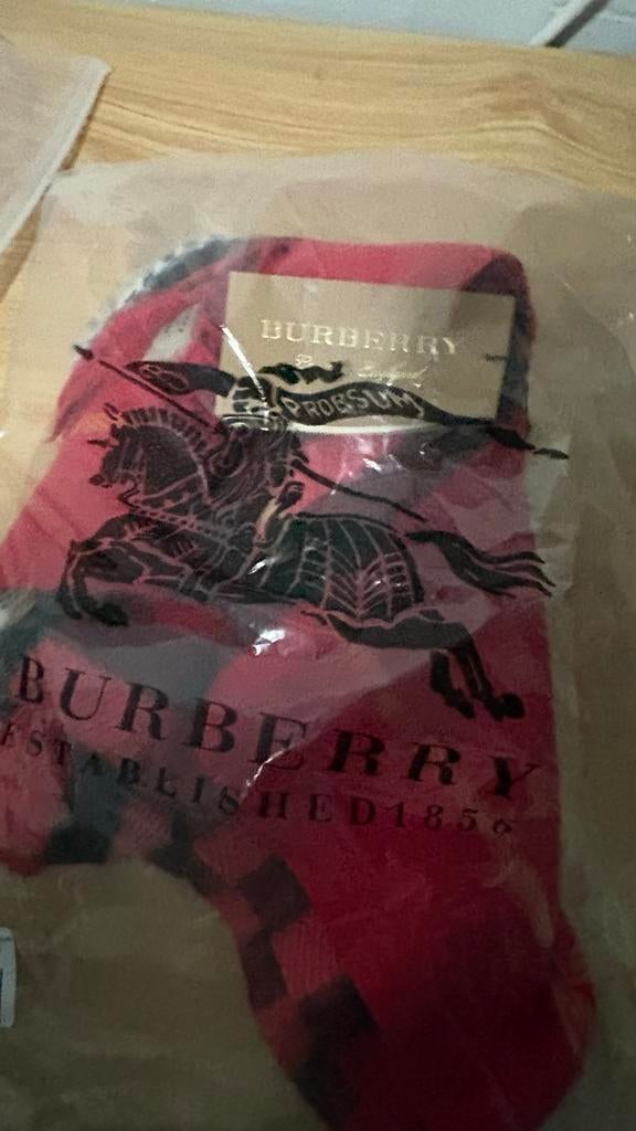Burberry sjaal rood geruit - Nieuw met kaartjes, Kleding | Dames, Mutsen, Sjaals en Handschoenen, Ophalen of Verzenden, Nieuw
