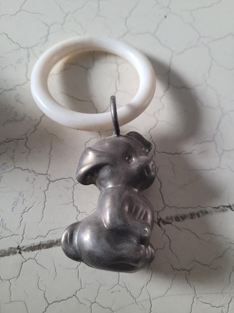 Oude verzilverde bijtring hondje