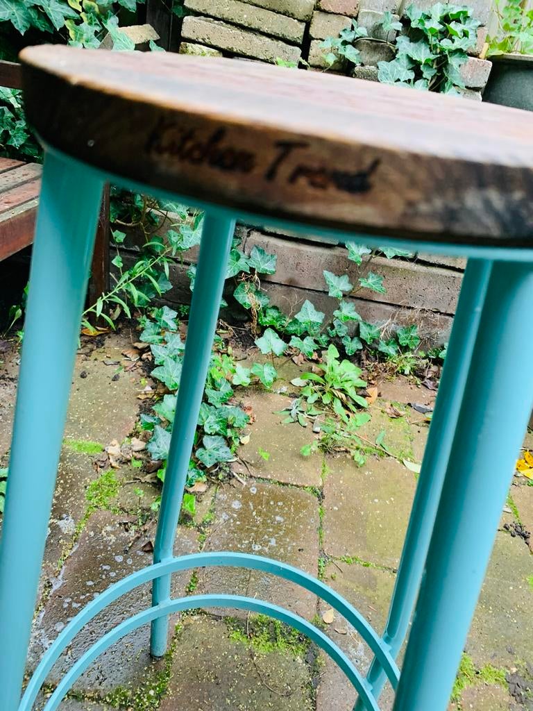 Hoge kruk met houten zitting en metalen poten, Ophalen, Gebruikt, Met voetsteun, Hout