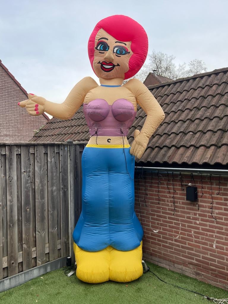 Sara Lotje Opblaasfiguur, Ophalen, Verjaardag