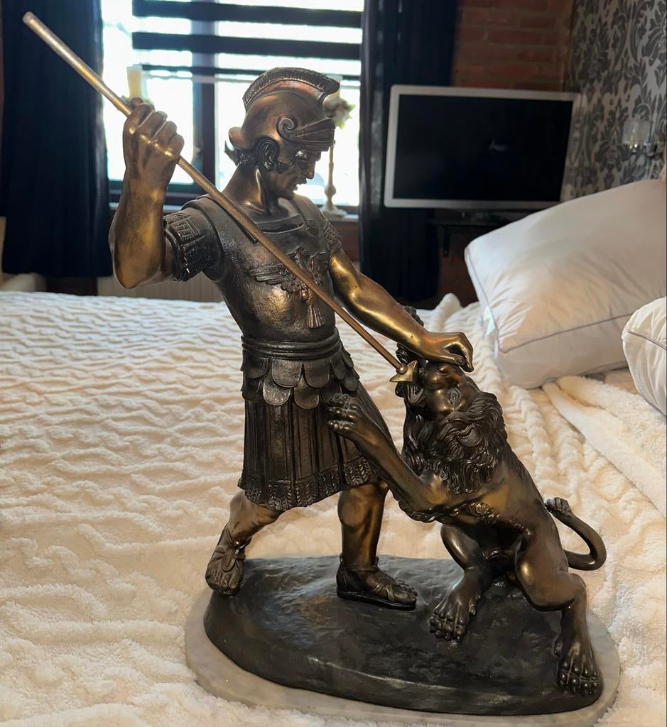 Bronzen beeld van een Romeinse soldaat met leeuw, Antiek en Kunst, Ophalen, Brons, 20 - 50 cm, Op sokkel