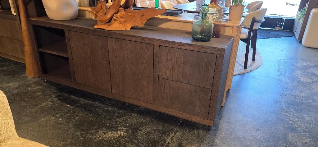 Bruin eiken Dressoir – 200cm Breed Showmodel Korting, Eikenhout, Met deur(en), Bornsestraat 31, 150 tot 200 cm