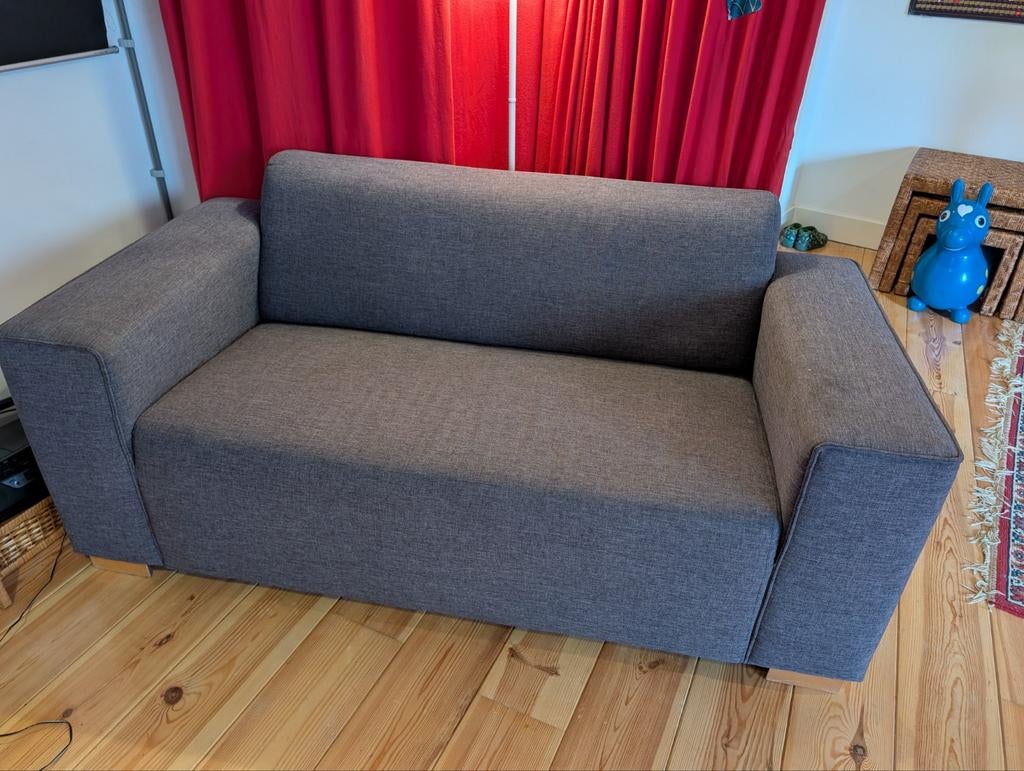 Comfortabele grijze tweepersoonsbank, Modern, Comfortabel, Gebruikt, 150 tot 200 cm, Tweepersoons