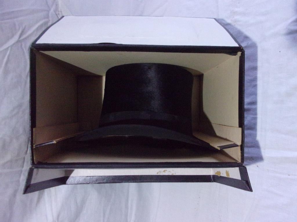 HOGE HOED in ORIGINELE DOOS  (GEBR. BERVOETS)  IN NIEUWSTAAT, Antiek en Kunst, Ophalen of Verzenden, Heren