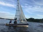 Zeilboot Topper Buzz (2 persoons)+ weg en wal trailer, Watersport en Boten, Open zeilboten, Ophalen, Geen motor, Gebruikt, Overige brandstoffen