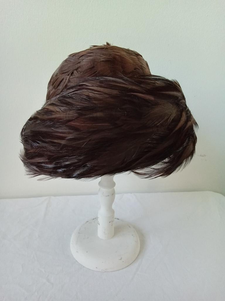 Vintage Charmante Bruine Veren Hoed - Zeer Goede Staat, Hoed, One size fits all, Ophalen of Verzenden, Onbekend