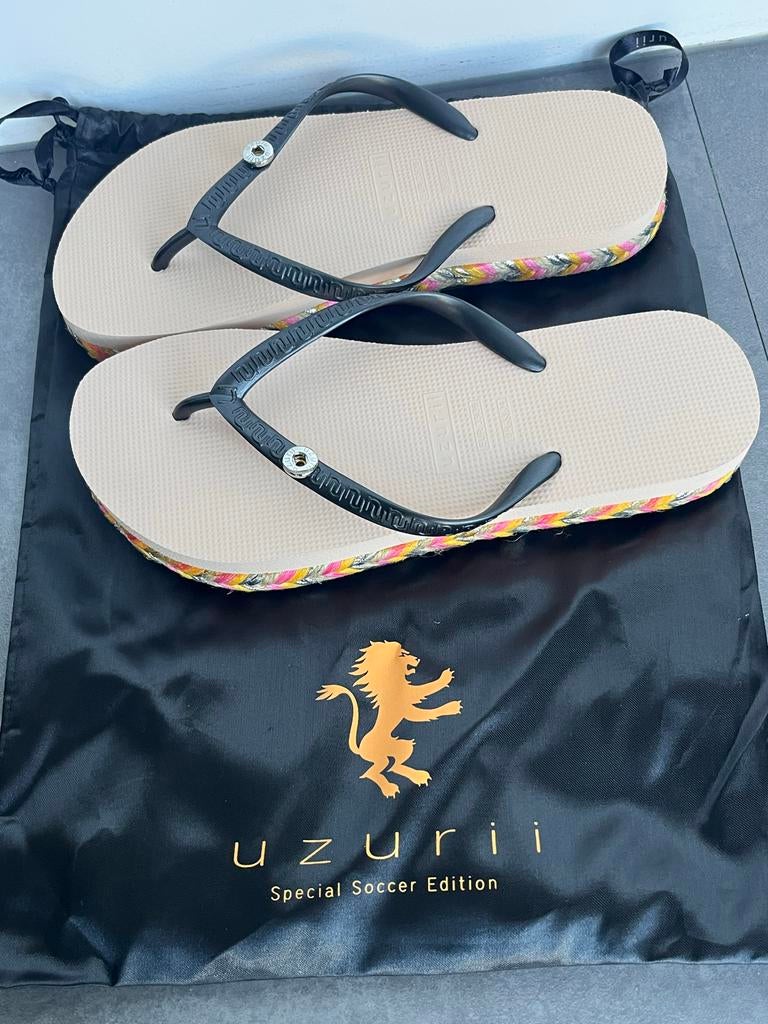 Uzurii Slippers Maat 35/36 - Special Soccer Edition, Kleding | Dames, Beige, Nieuw, Ophalen, Slippers