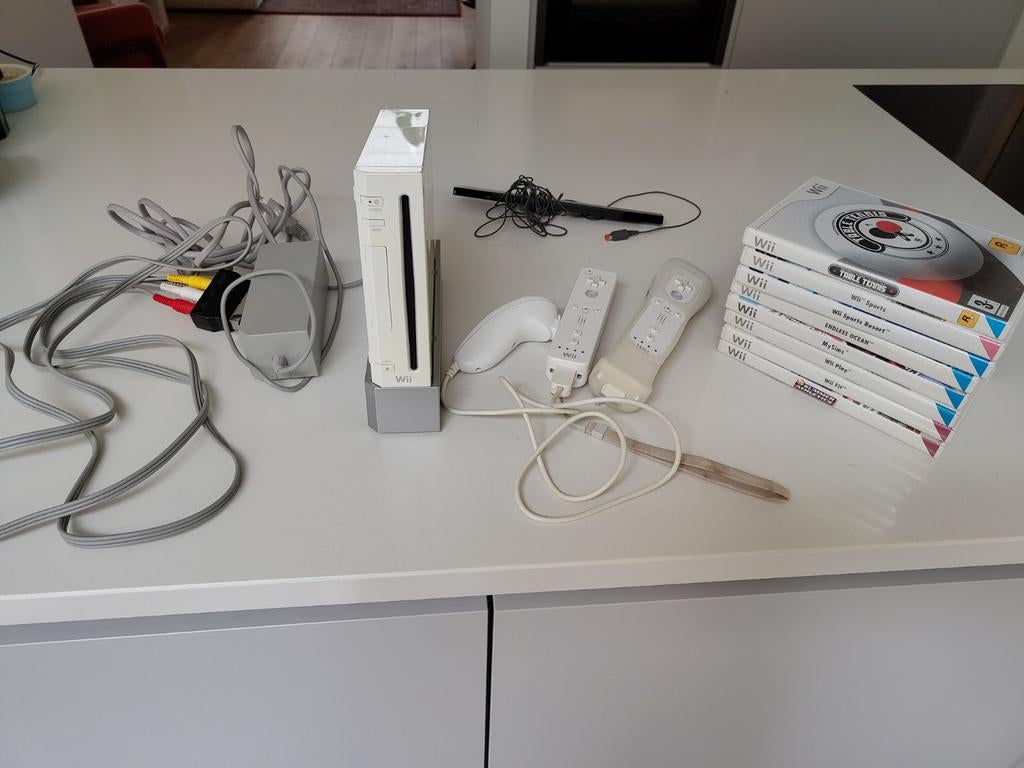Nintendo Wii bundel met 2 nunchucks en 8 spellen, Spelcomputers en Games, Spelcomputers | Nintendo Wii, Ophalen of Verzenden, Gebruikt