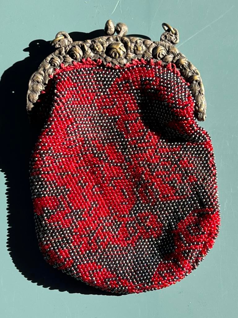 Pakket 1C antiek beugel kralen tasje rood zwart, Ophalen of Verzenden, Gebruikt, Rood, Met knipsluiting