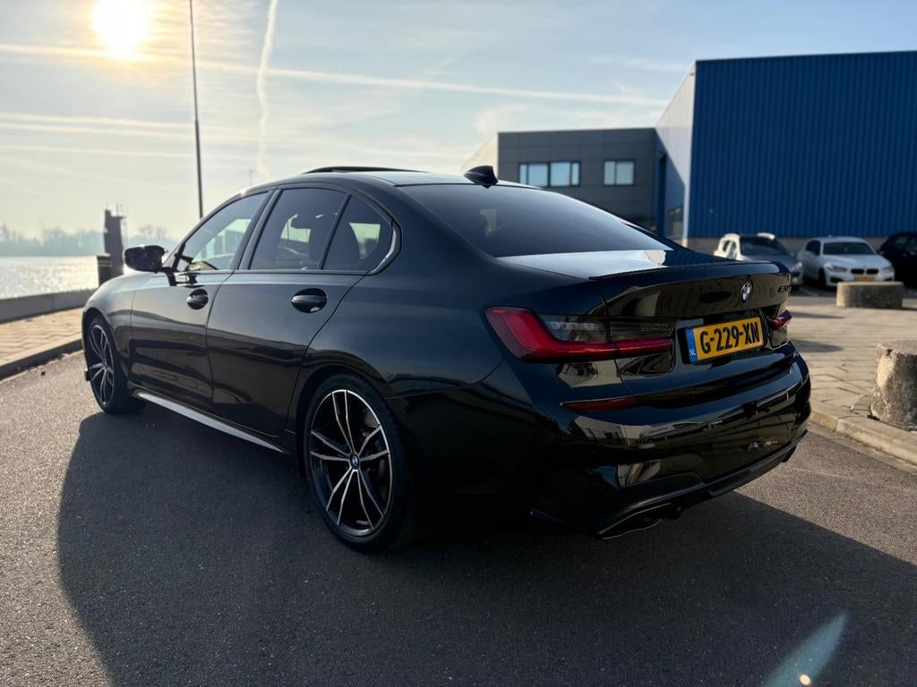 BMW 3-Serie 330i MSPORT Headup DEALER ONDERHOUDEN NAP  zwart, Automaat, 1998 cc, Achterwielaandrijving, 4 cilinders