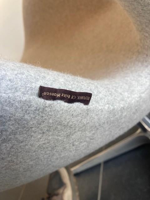 2 Fritz Hansen , Arne Jacobsen Swan Chairs, lichtgrijs, Design, Fritz Hansen, 75 tot 100 cm, Ophalen of Verzenden