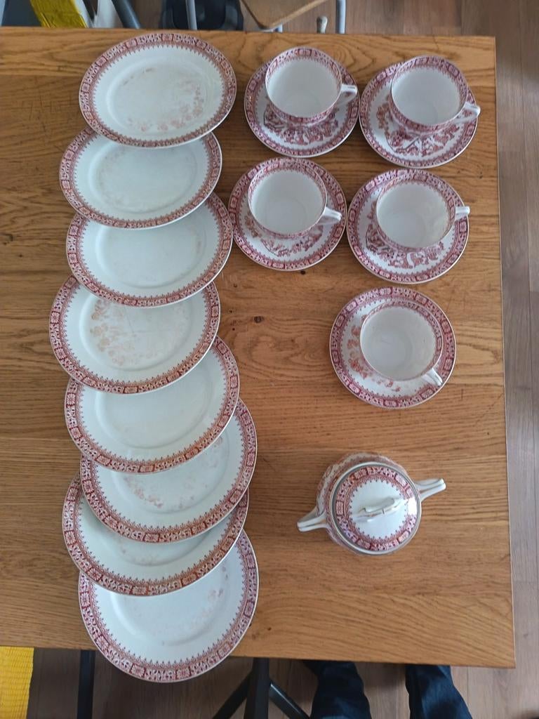 Antiek servies rood-wit met gouden randje, Ophalen of Verzenden