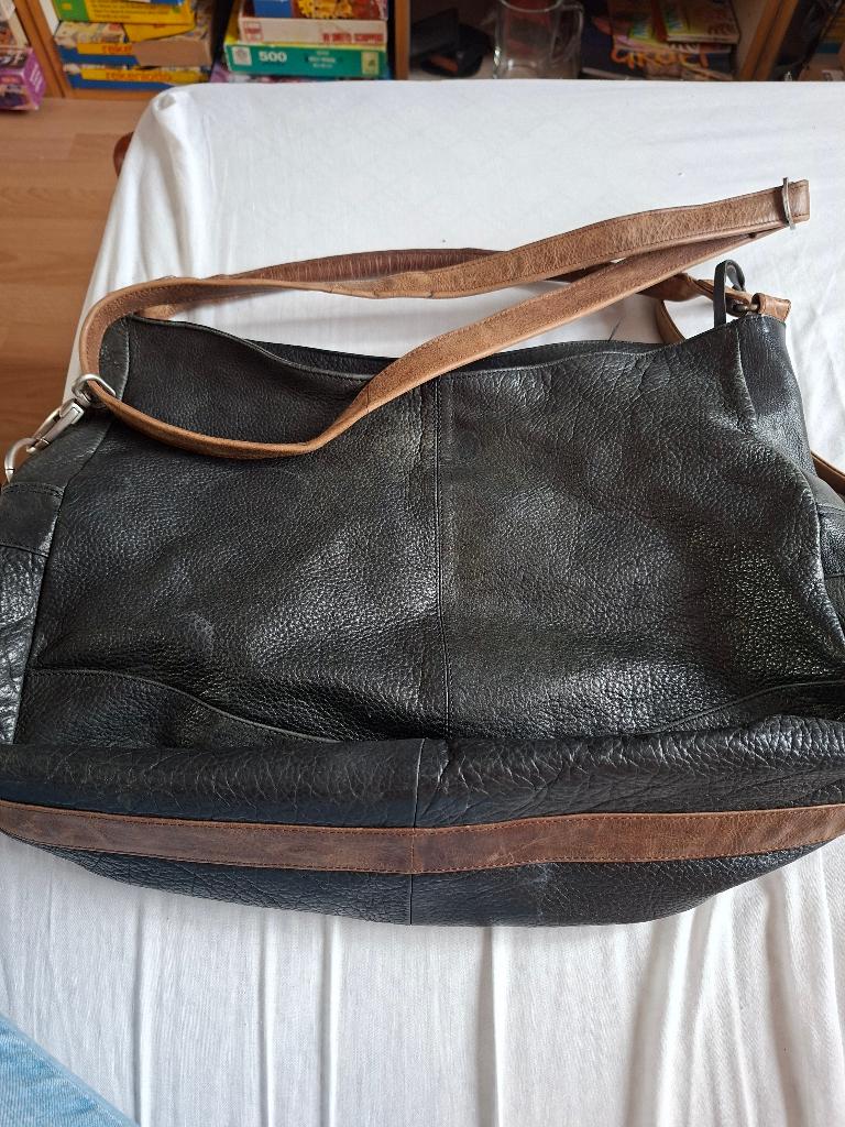 zwarte leren damestas met bruine schouderriem ca. 40 x 32 cm, Ophalen of Verzenden, Zwart, Handtas