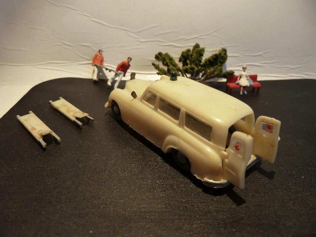 SIKU  PLASTIC MERCEDES AMBULANCE & MINT & PRIJS: € 50.=, Ophalen of Verzenden, Nieuw, Auto