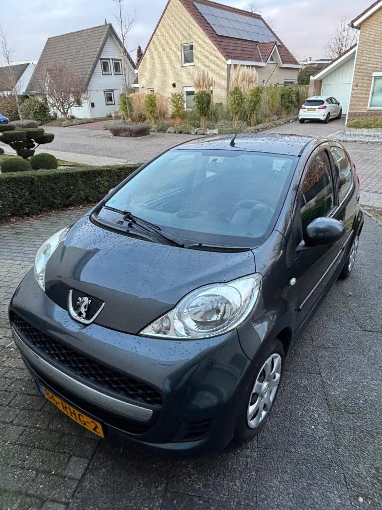 Peugeot 107 1.0 12V 5DR 2011 Grijs, Voorwielaandrijving, Euro 5, Stof, Zwart