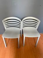2 lichtgrijze eetkamerstoelen, Huis en Inrichting, Stoelen, Ophalen, Kunststof, Twee, Zo goed als nieuw