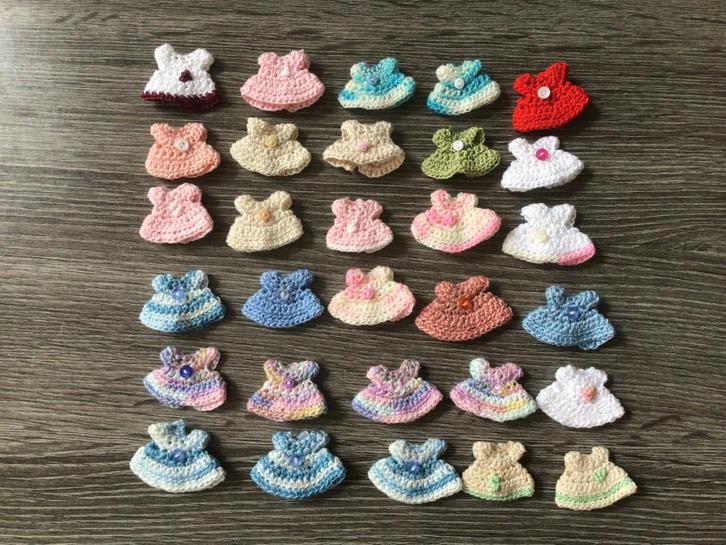 Gehaakte mini jurkjes voor poppen en beren tot 4 cm €1,50, Verzamelen, Poppenhuizen en Toebehoren, Nieuw, Poppenhuis, Verzenden