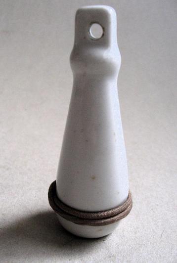 Vintage wit porselein wc-trekker beschikbaar voor biedingen