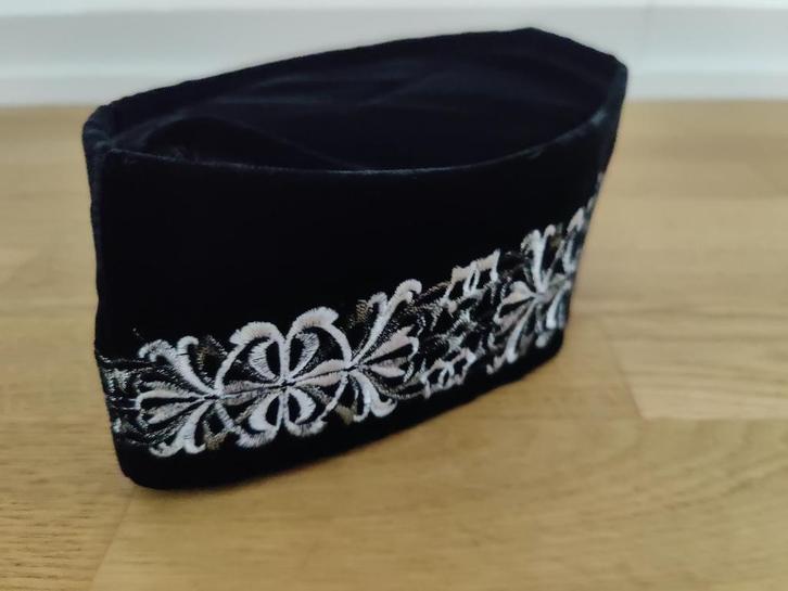 NIEUW. Traditioneel hoofddeksel uit Indonesië, maat 9, Verzamelen, Kleding en Patronen, Nieuw, Hoed, Pet, of Sjaal, Ophalen of Verzenden