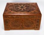 544. Houten kerfsnede kistje, begin 20e eeuw, Friesland, Antiek en Kunst, Ophalen of Verzenden