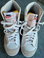 Nike ( hoog) maat 38/ 39, wit met roze, Sport en Fitness, Basketbal, Ophalen of Verzenden, Zo goed als nieuw, Schoenen