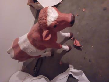 Te koop beeld kalf ( plastic). Iets kapot. Roodbont beschikbaar voor biedingen