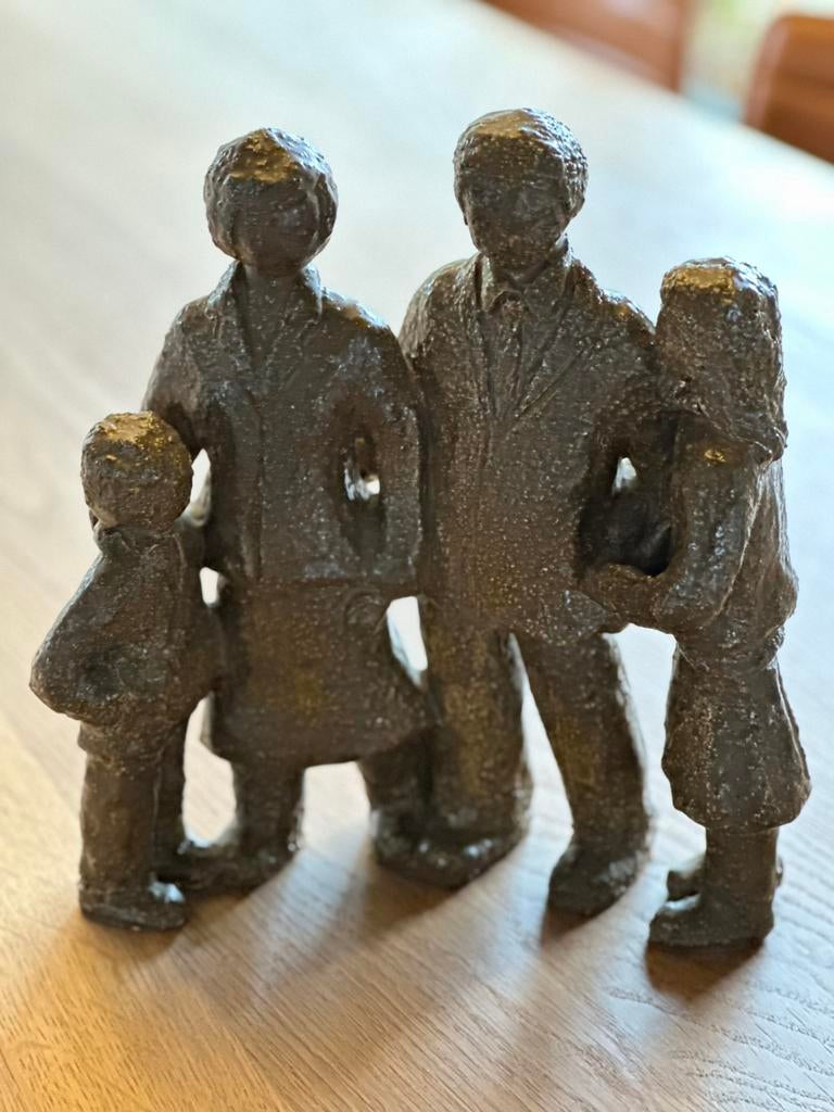 Beeldje. Man vrouw 2 kinderen Keramiek, Verzamelen, Beelden en Beeldjes, Ophalen of Verzenden, Zo goed als nieuw, Mens