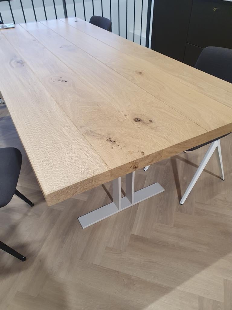 Showmodel eettafel massief eiken, 50mm dik, 220 cm, gelakt., Modern, industrieel, Eikenhout, 200 cm of meer, Zo goed als nieuw