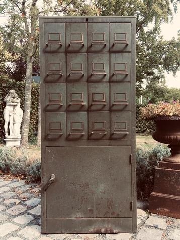 Vintage metalen ladekast van het leger. beschikbaar voor biedingen