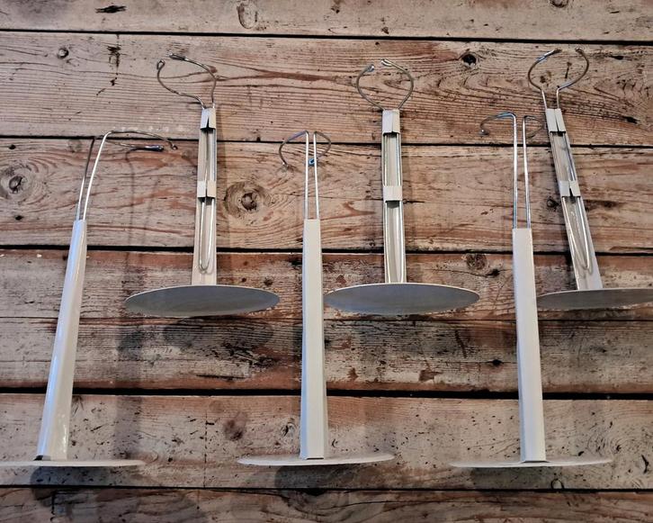 Poppenstandaard - wit metaal - 18-32 cm, Verzamelen, Poppen, Zo goed als nieuw, Accessoires, Ophalen of Verzenden