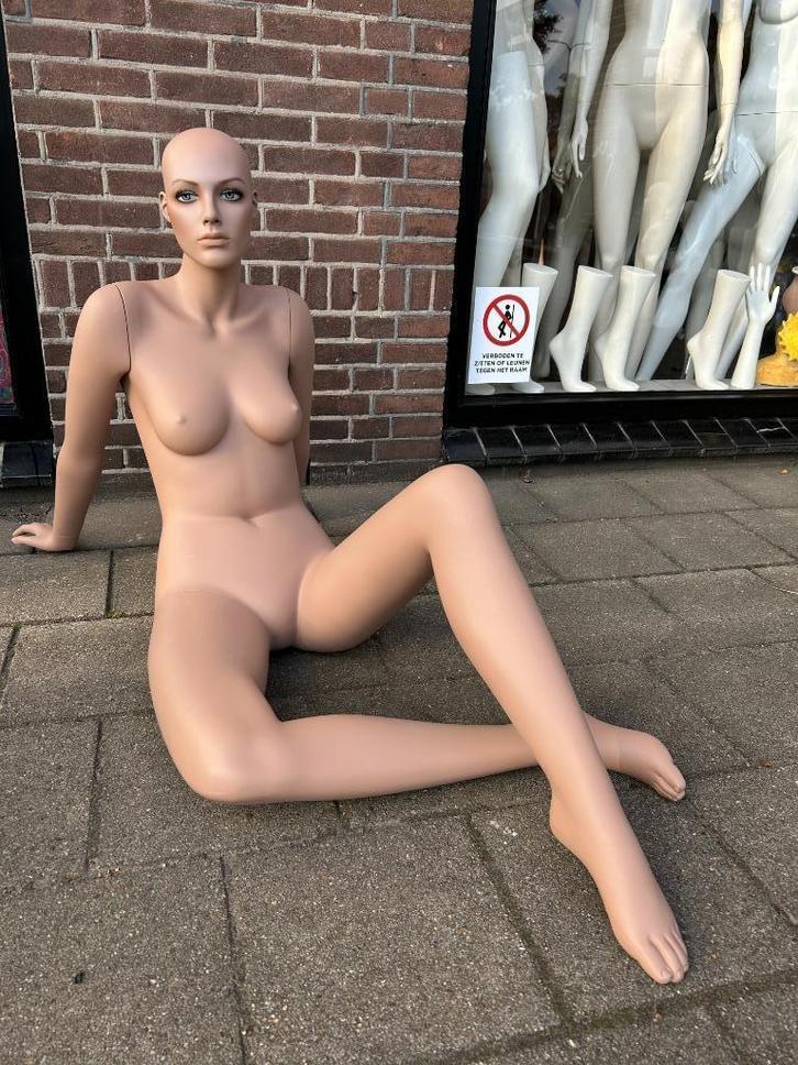 zittende/liggende etalagepop etalagefiguur paspop Hans Boodt, Kleding | Dames, Overige Dameskleding, Zo goed als nieuw, Ophalen of Verzenden