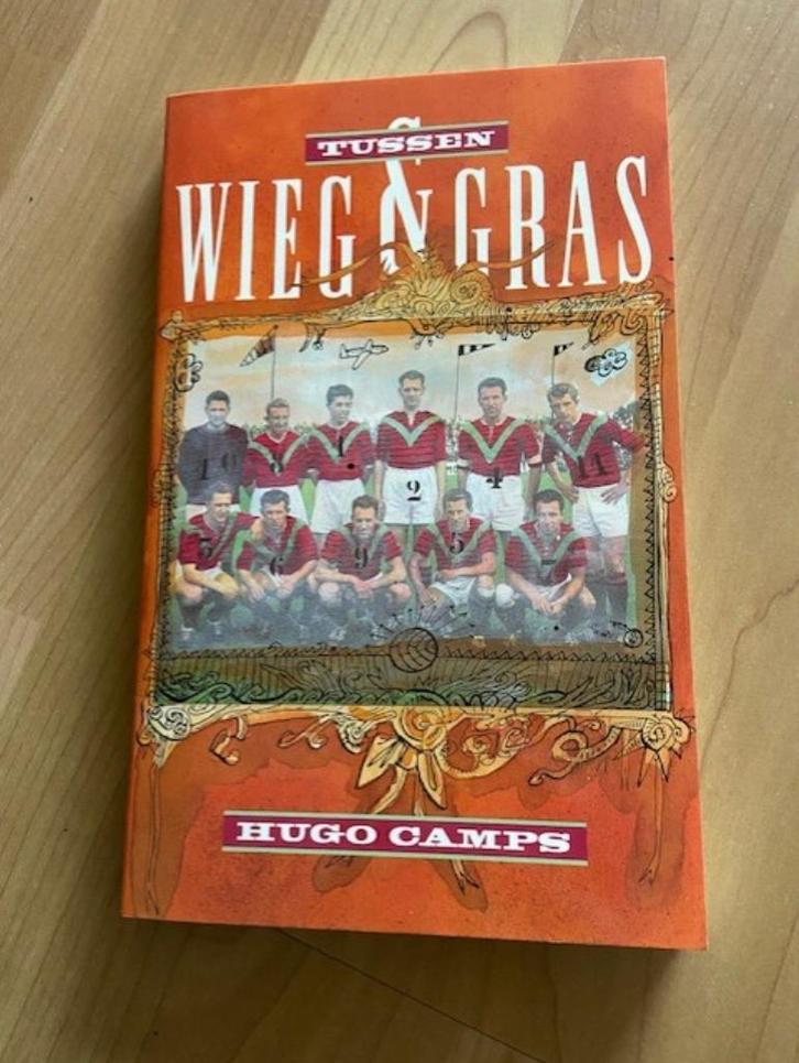 Tussen Wieg en Gras - Hugo Camps - voetbalverhalen, Boeken, Sportboeken, Gelezen, Balsport, Ophalen of Verzenden