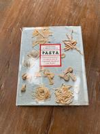Hardcover kookboek Pasta van Antonio Carluccio, Boeken, Kookboeken, Gelezen, Ophalen of Verzenden, Italië