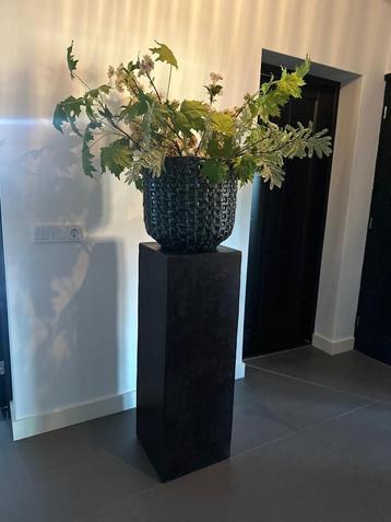Grote Decoratieve Set – PTMD Bloempot, Zuil & Kunstbloemen beschikbaar voor biedingen