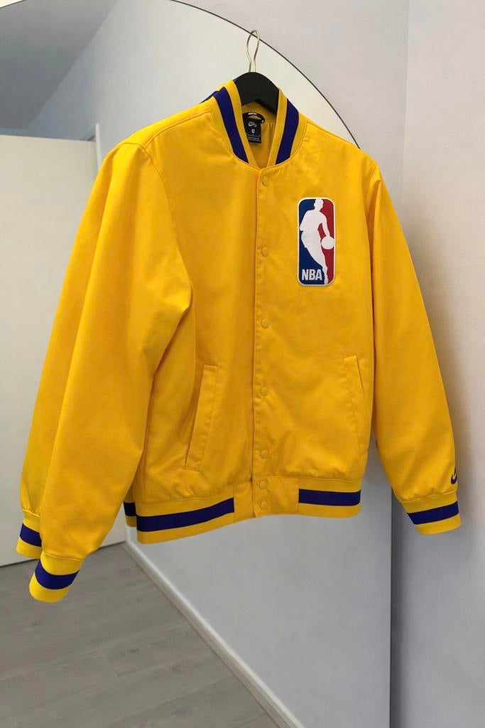Nike SB NBA Bomber Jacket Geel/Paars maat M | zgan, Ophalen of Verzenden, Zo goed als nieuw, Maat 48/50 (M), Geel
