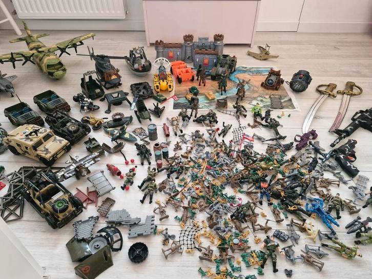 Grote set speelgoed: ridders, soldaten, auto's, vliegtuigen, Kinderen en Baby's, Speelgoed | Actiefiguren, Ophalen