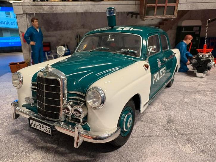 1:18 Revell Mercedes 180 POLIZEI mist ster zonder doos, Hobby en Vrije tijd, Modelauto's | 1:18, Auto, Revell, Ophalen of Verzenden