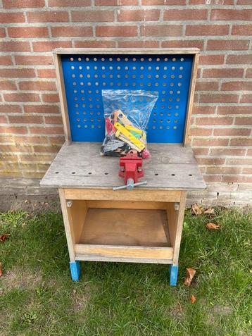 Houten Werkbank met Gereedschap en Accessoires beschikbaar voor biedingen