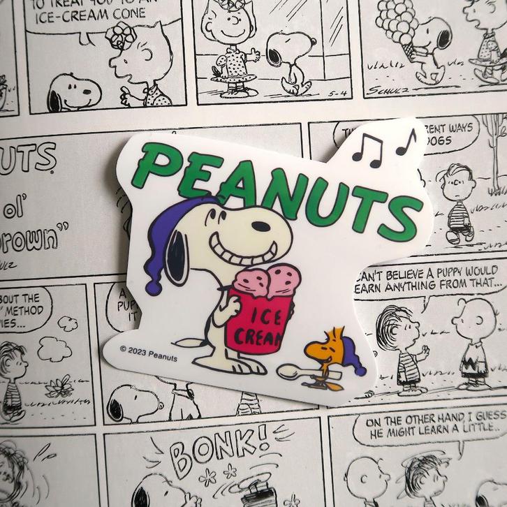 Snoopy en Woodstock van Peanuts strips Slaapfeestje Sticker, Verzamelen, Stripfiguren, Nieuw, Plaatje, Poster of Sticker, Snoopy