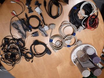 Partij computer kabels DVI, VGA, USB beschikbaar voor biedingen